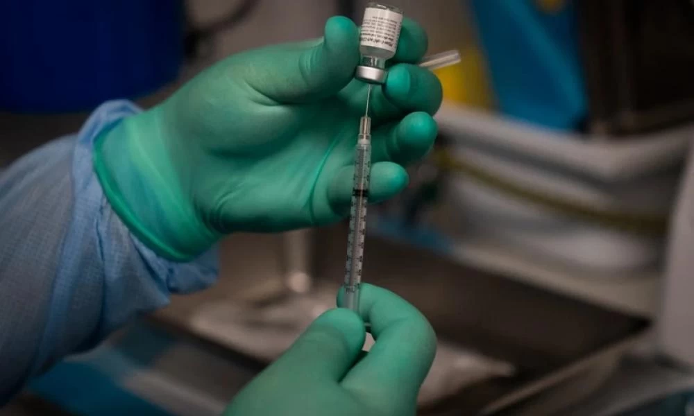Γαλλία: Ενδεχόμενο χορήγησης και 4ης δόσης του εμβολίου